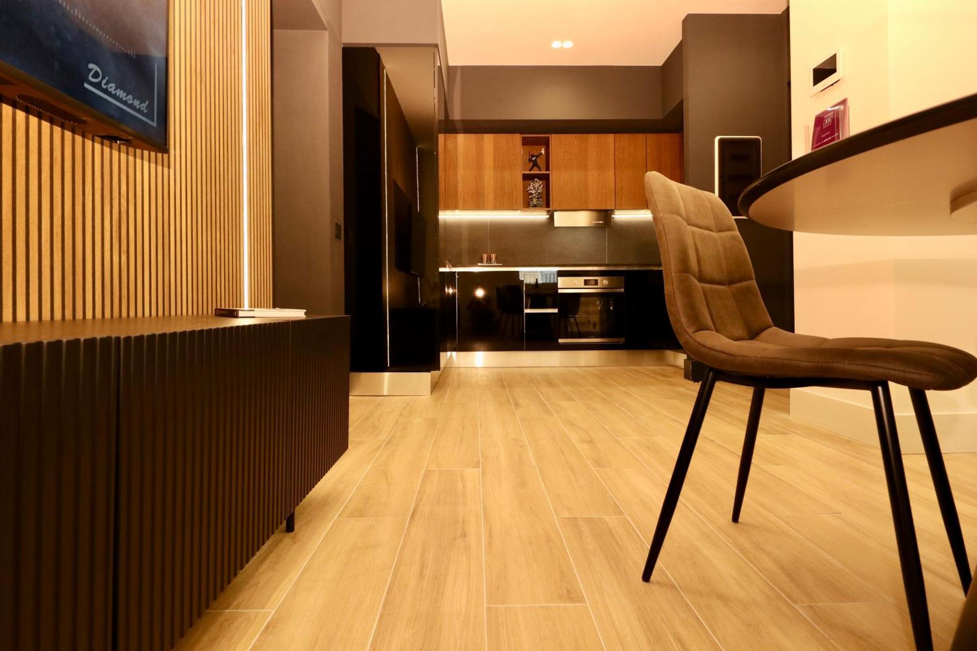 Superior Luxurious Romantic Getaway - Historical Centre - Fully Equipped & Renovated - Garibaldi#3 Appartamento